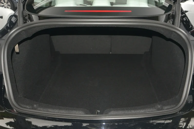 
								Tesla Model 3 full									