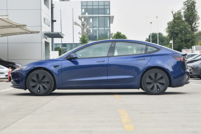 
								Tesla Model 3 full									