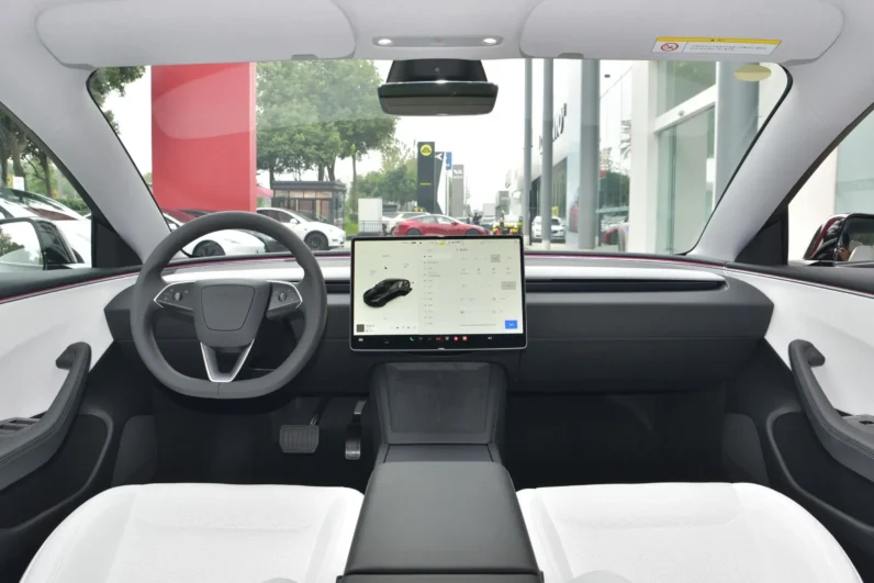 
								Tesla Model 3 full									