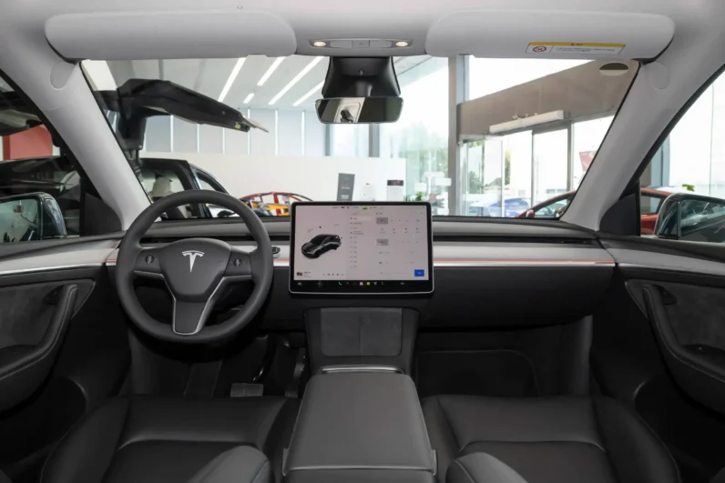 
								Tesla Model Y full									