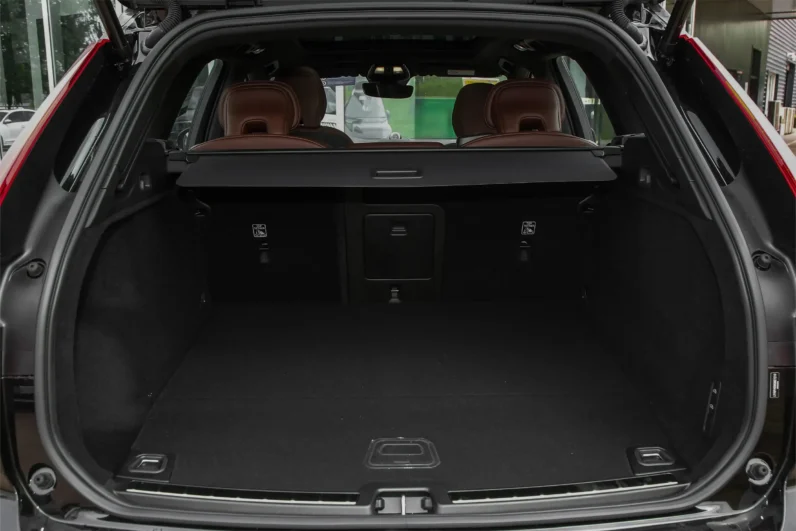 
								Volvo XC60 PHEV full									